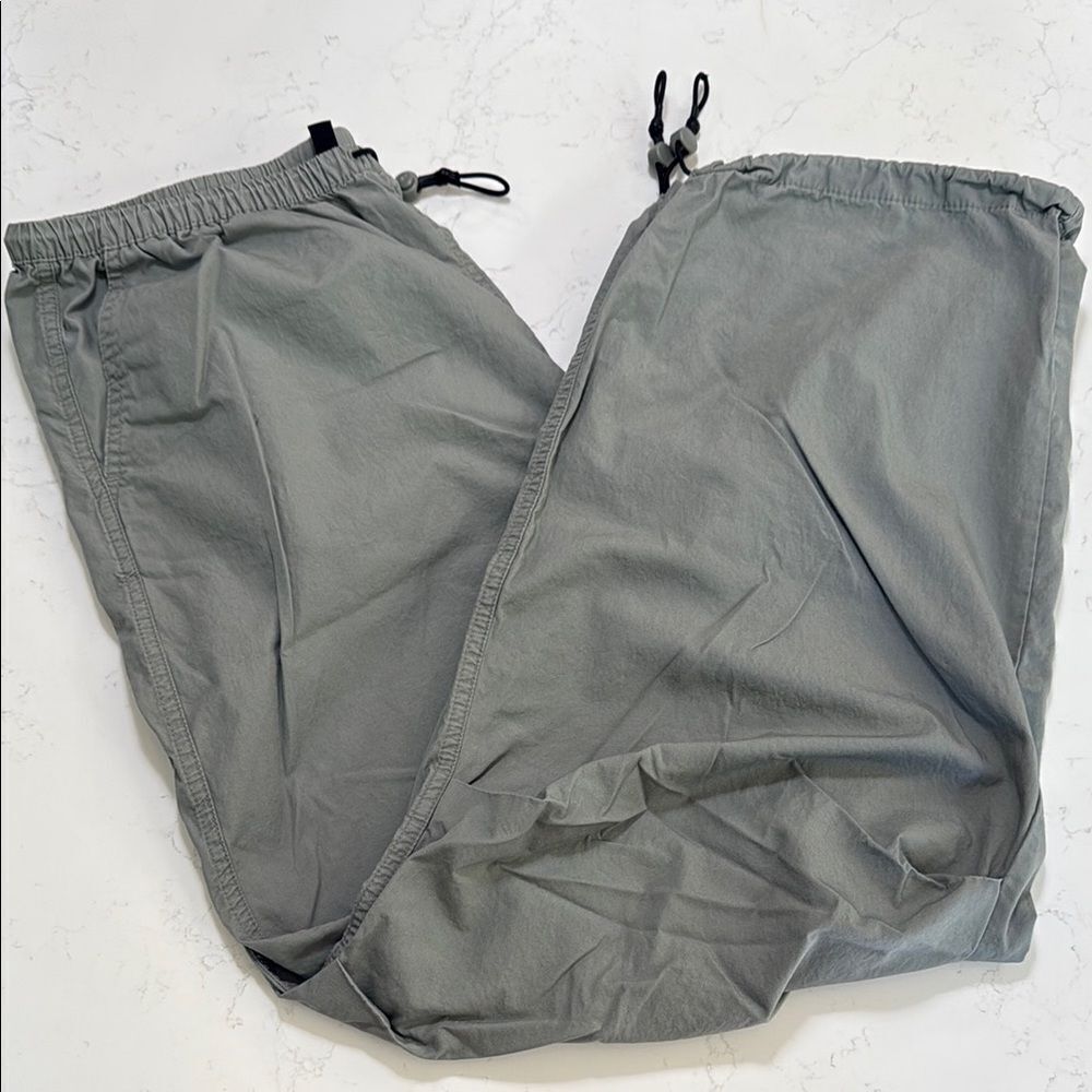 Divided Women’s Gray Oversized parachute cargo Pants.  Size Small